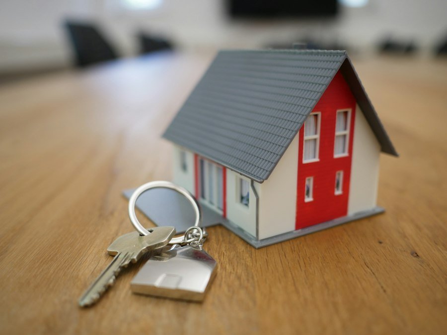 Maquette de maison et clés sur une table